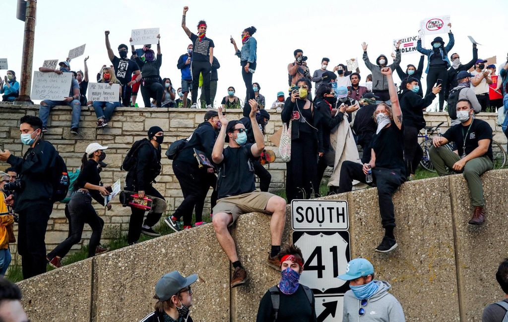  Susţinătorii lui Trump cheamă la revolte şi represalii violente după verdict: „Spânzuraţi pe toată lumea!”