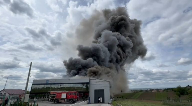 Suceava: Incendiu cu degajări mari de fum la o hală de tâmplărie PVC, în oraşul Salcea - FOTO