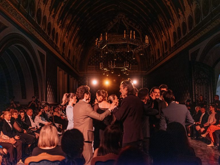 Petrecere la Palat: spectacol electrizant de dans, cu ropote de aplauze, la Palatul Culturii din Iași. Expozițiile de artă și fashion îmbogățesc atmosfera la Romanian Creative Week