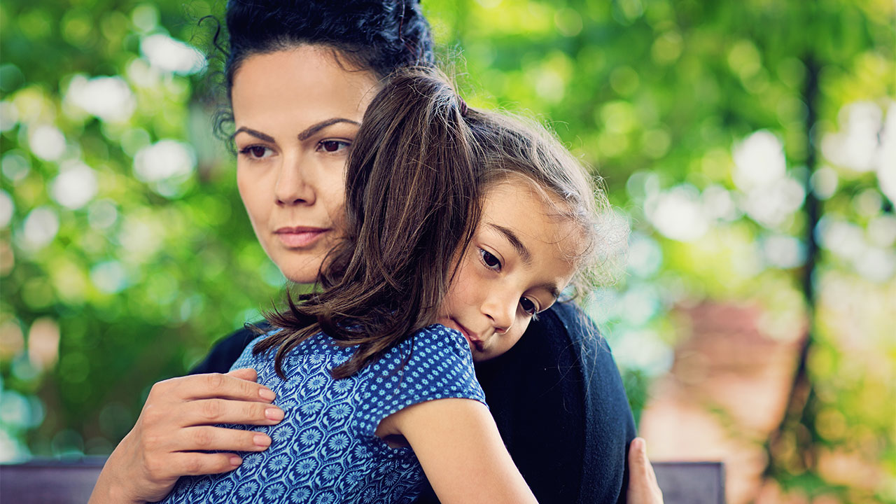 Proiect de lege USR adoptat de Parlament: Părinţii singuri nu vor mai fi obligaţi la ture de noapte, pot lucra doar dacă îşi doresc