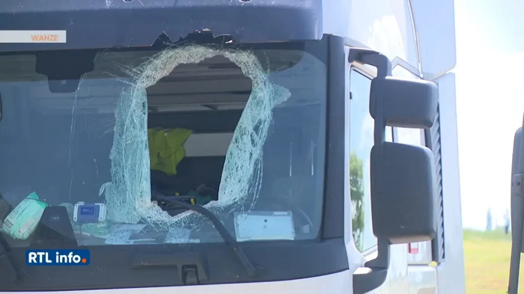  Șofer român de TIR ucis în Belgia de un capac de canal aruncat de pe un pod