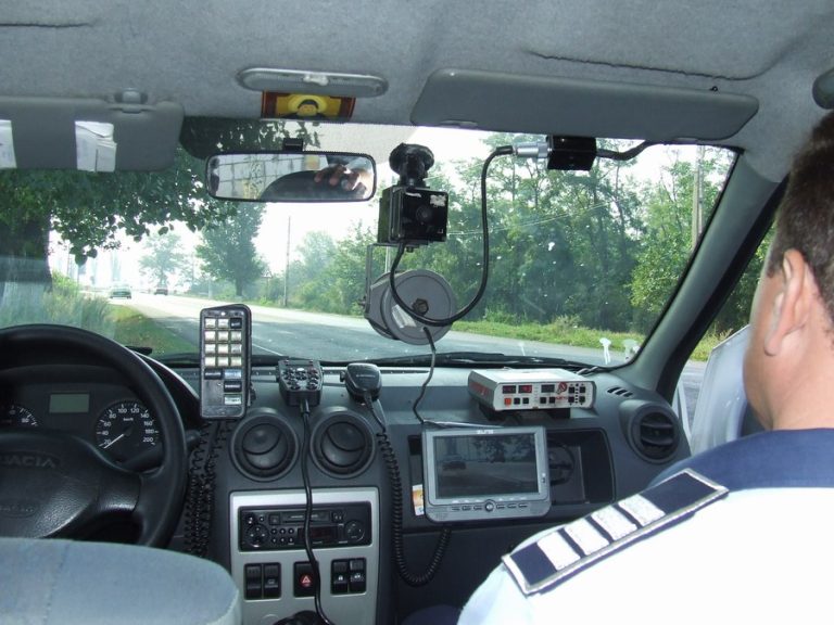 O șoferiță de 19 ani a condus în oraș cu 102 km/h peste viteza legală!