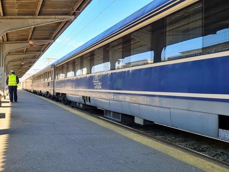 Au scos din balamale șapte uși metalice de la o stație CFR de spălare a vagoanelor
