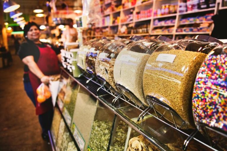 Angajații din 40 de supermarket-uri își vor filma clienții pe ascuns. Cum s-a luat această decizie