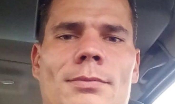Acest bărbat este căutat de sute de polițiști. Se presupune că el ar fi violat și ucis fetița de 8 ani din Botoșani