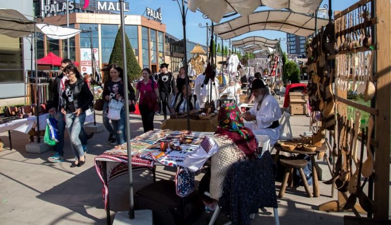 50 de meșteri populari din două țări își expun de astăzi obiectele tradiționale pe Esplanada Palatului Culturii