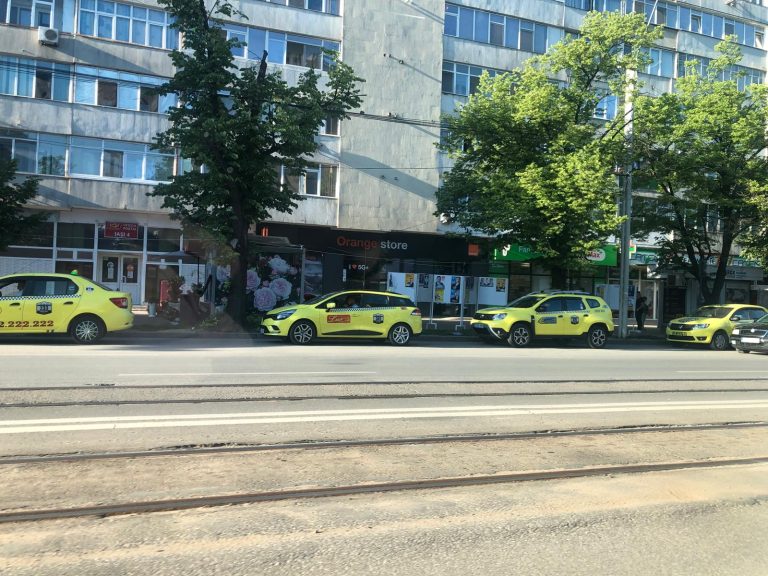 Circulația pe banda unică alimentează conflictul dintre taximetriști și șoferii Uber/Bolt de la Iași