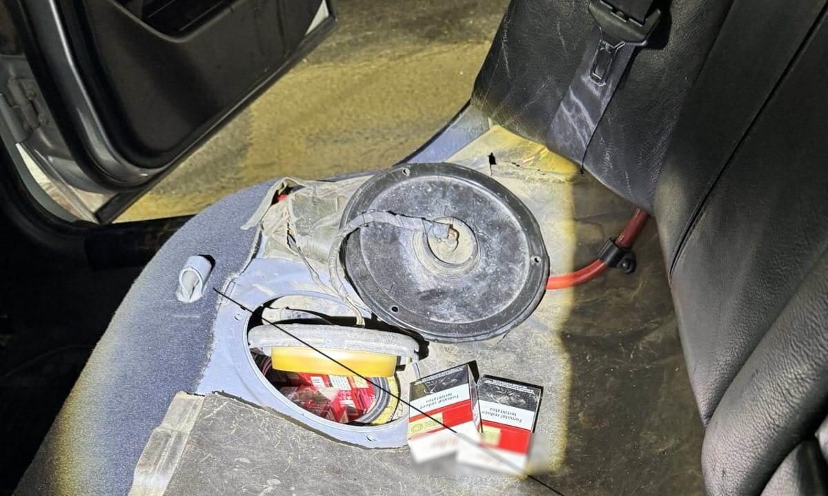 19.000 de țigarete de contrabandă ascunse în rezervoarele a două autoturisme, descoperite în Vamă