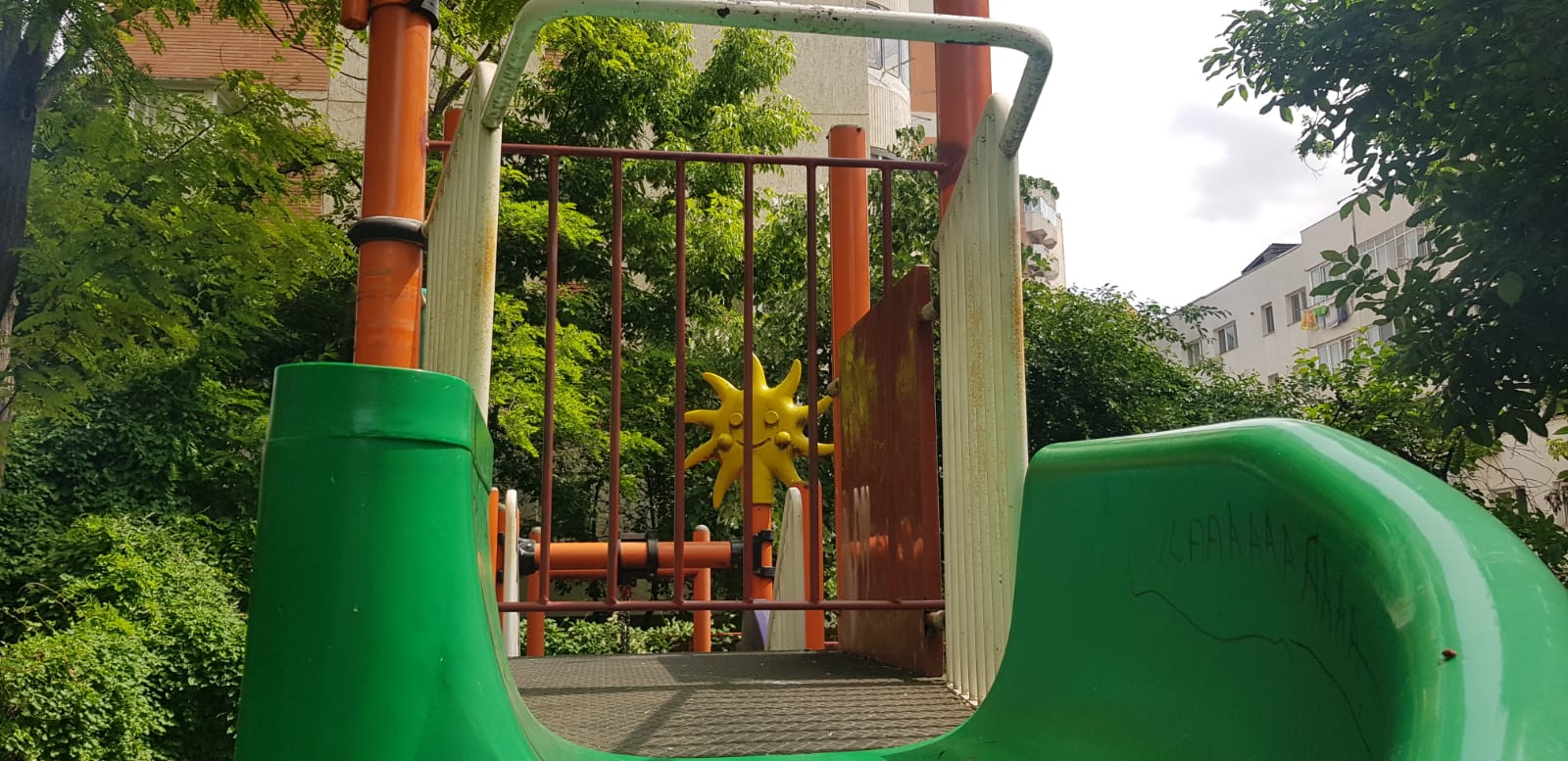 Cum ”repară” Primăria Iași toboganele stricate din parcurile copiilor: le blochează de tot