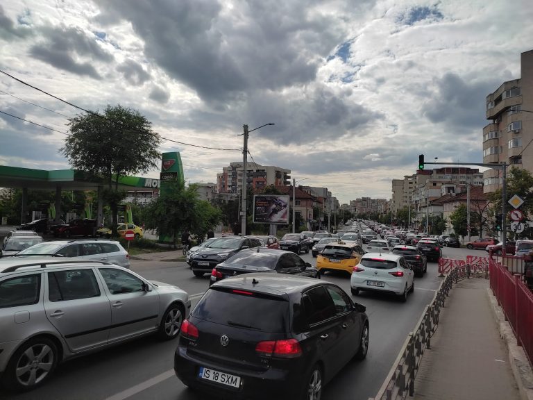FOTO - Coșmar în trafic pentru șoferii din vestul Iașului: O oră de la Fundație până la rond Păcurari