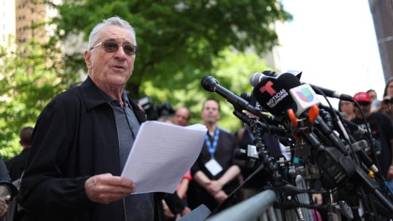 „Un clovn”. De Niro îl atacă pe Trump în faţa tribunalului din New York