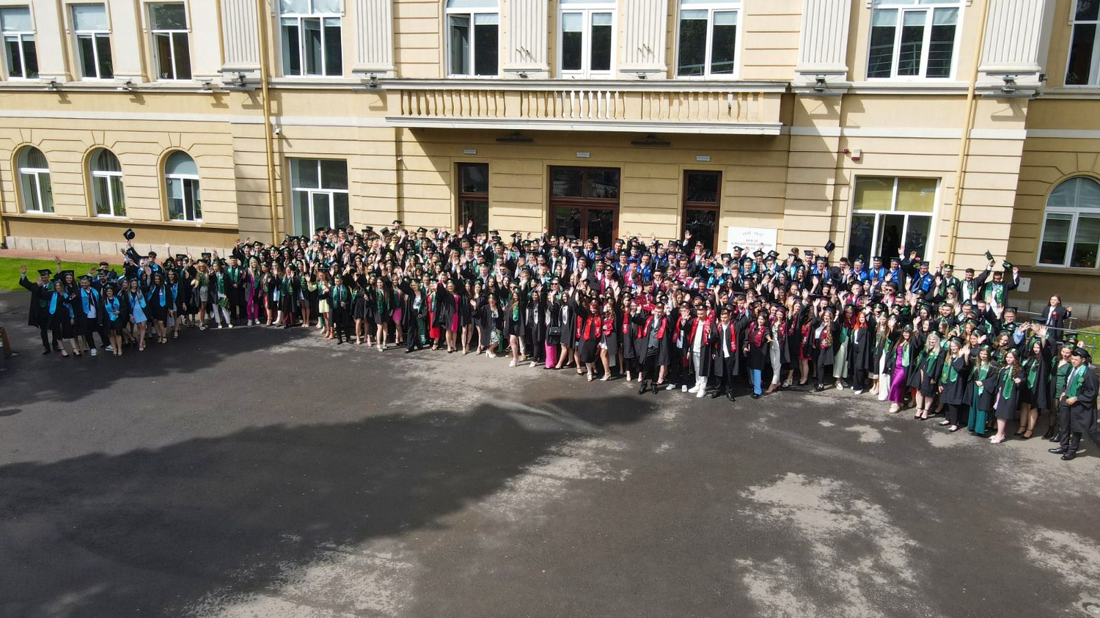 „Patru ani plini: am râs, am plâns”. S-a dat startul ceremoniilor de absolvire la USV. Sute de tineri au marcat ieri terminarea facultății