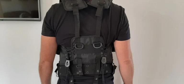 Veste și căști antiglonț din China pentru jandarmi și polițiști, importate de firma unui fost ofițer de la „Doi și-un sfert”