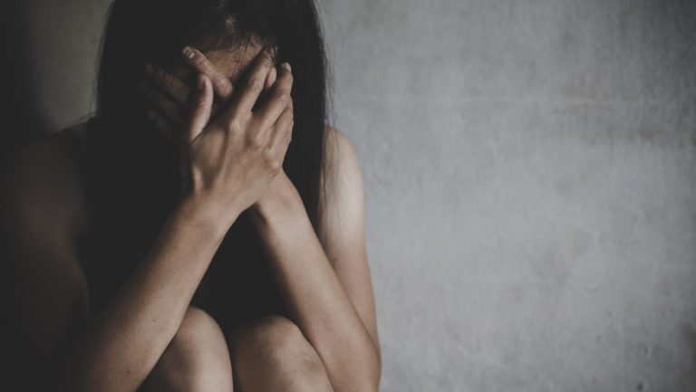Olt: Un bărbat de 50 de ani a fost reţinut după ce a violat şi şantajat o fată de 13 ani