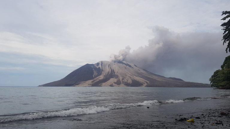 Indonezia: Mii de persoane evacuate în urma erupţiei vulcanului Ruang