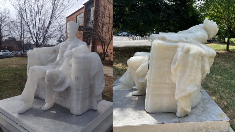 Abraham Lincoln s-a apucat de ”dormit”. Statuia sa de ceară s-a topit creând o poziție de relaxare totală