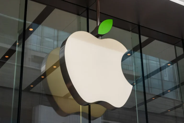 Apple depăşeşte Microsoft, redevenind cea mai valoroasă companie din lume