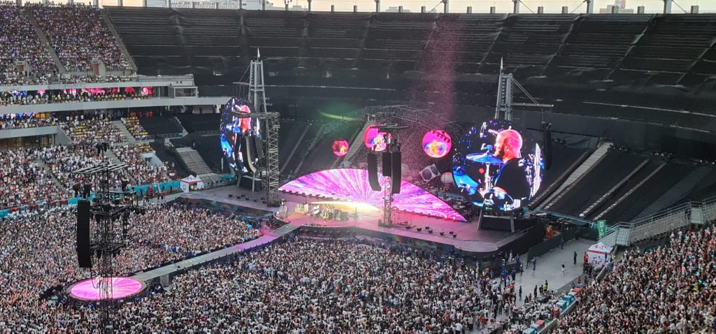 Reacţii după momentul Babasha şi Chris Martin la Arena Naţională: „Îmi pare rău că odată cu fluierăturile a fugit bucuria”