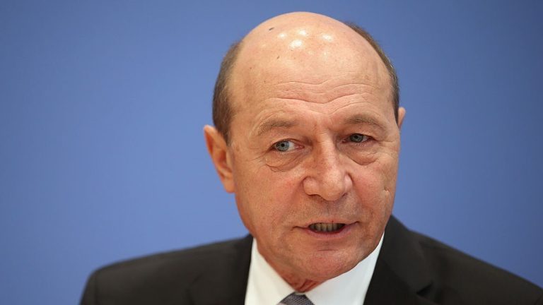Băsescu îi dă o replică tăioasă premierului Ciolacu privind furtul voturilor