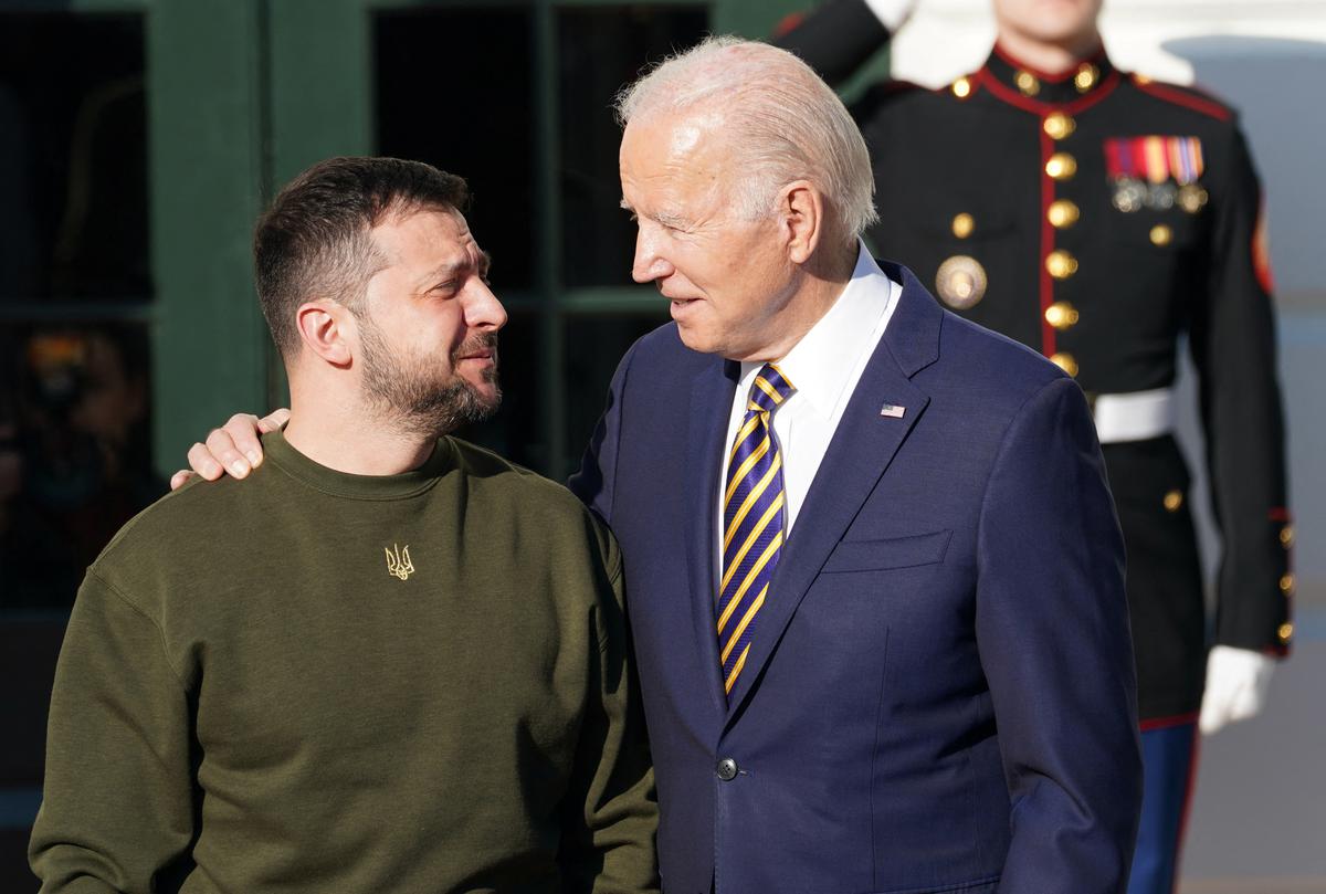 Biden îi cere scuze lui Zelenski pentru întârzierea adoptării în Congres a pachetului de ajutor pentru Ucraina
