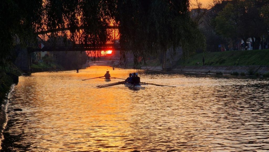 Un elev de la Clubul de Canotaj Orşova a murit electrocutat, în timp ce se juca şi s-a ascuns în camera tehnică a complexului sportiv