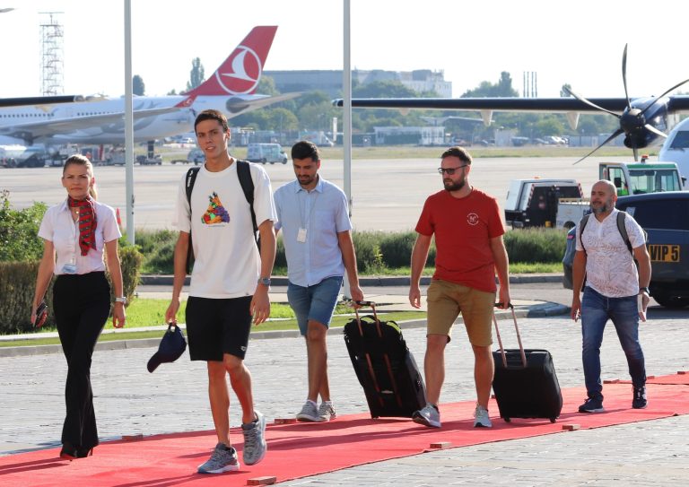 David Popovici a revenit în ţară după Europenele de la Belgrad: Mi-am întrecut aşteptările