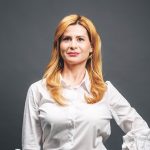 Un copil? Poate. Al doilea? Cu greu. Al treilea? Ferească! Cum să faci copii când fiecare leu contează și statul român ți-l vrea