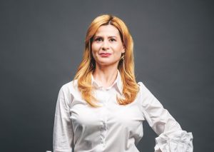 Un copil? Poate. Al doilea? Cu greu. Al treilea? Ferească! Cum să faci copii când fiecare leu contează și statul român ți-l vrea