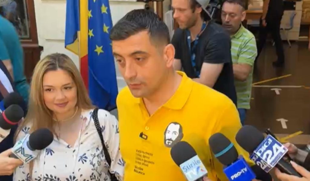  George Simion, liderul AUR, a venit la vot cu tricou în culoarea partidului