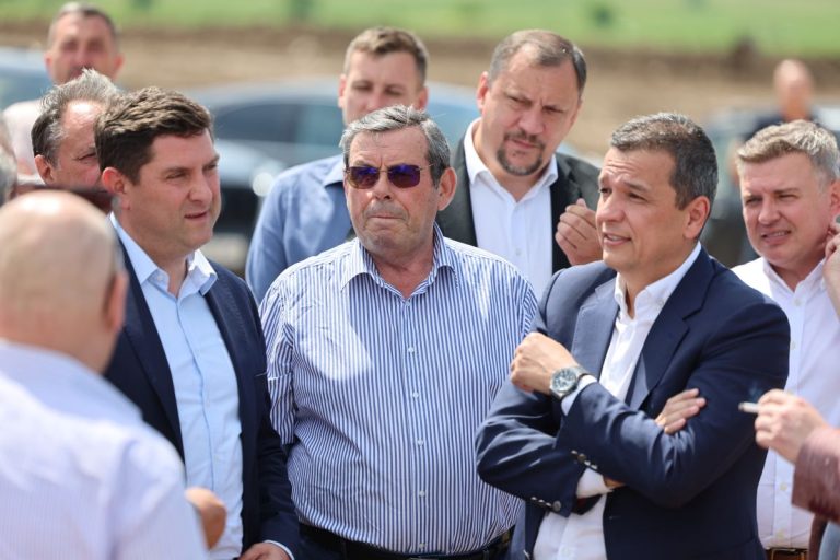 Conferință de presă susținută de ministrul transporturilor și infrastructurii, Sorin Grindeanu, pe șantierul autostrăzii Moldovei (P)