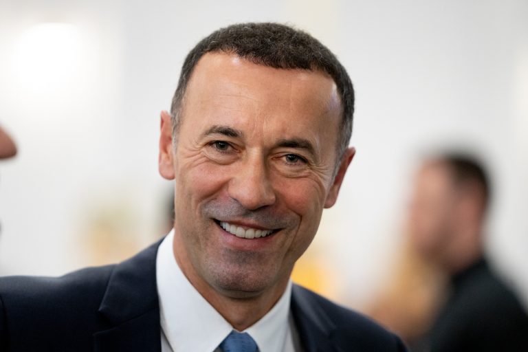 Controversatul om politic Iulian Dumitrescu a pierdut şefia CJ la o diferenţă de peste 25.000 de voturi