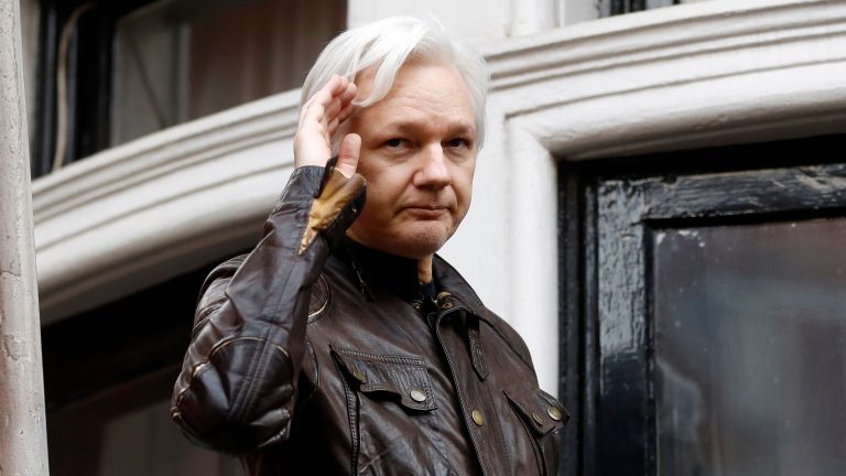 Julian Assange, protagonistul scandalului Wikileaks, părăseşte Marea Britanie după ce a fost eliberat în urma unei înţelegeri cu SUA