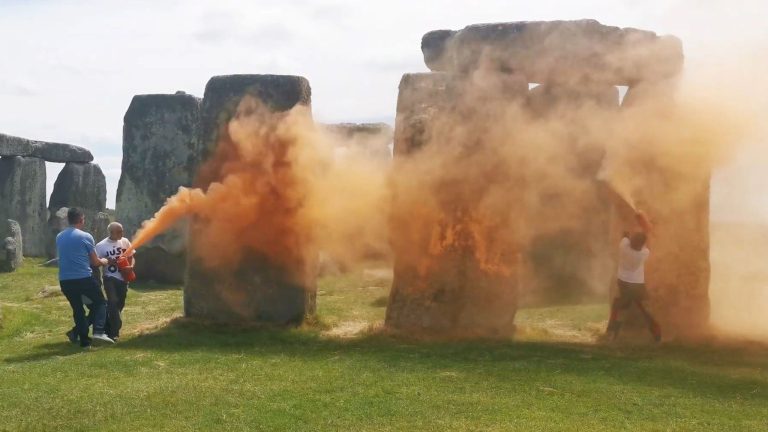 Activişti de la Just Stop Oil stropesc cu amidon de porumb megaliţii de la Stonehenge