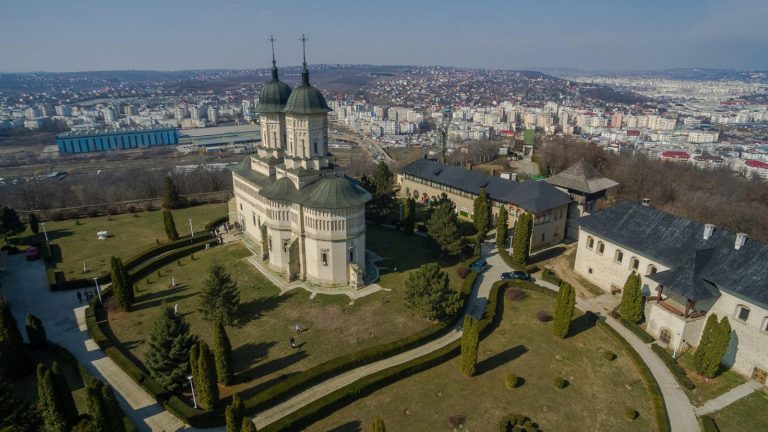 Mănăstiri frumoase de lângă Iași. Locuri de rugăciune cu liniște și pace