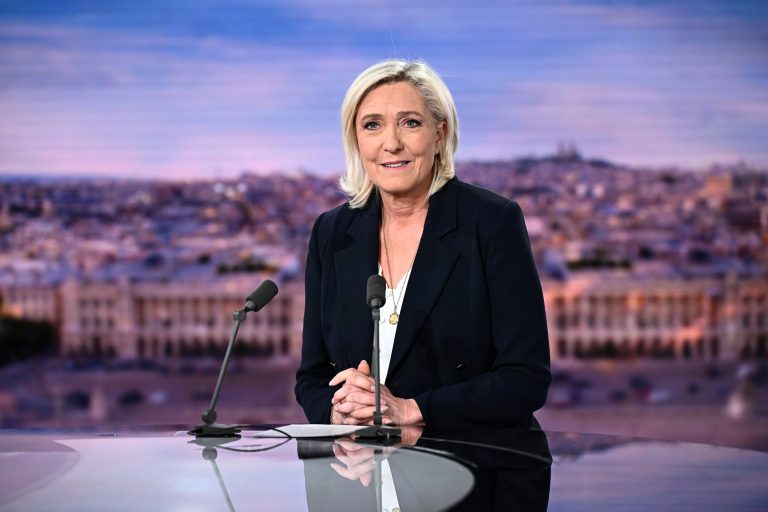 Marine Le Pen promite „un Guvern de uniune naţională” pentru a „scoate Franţa din şanţ”