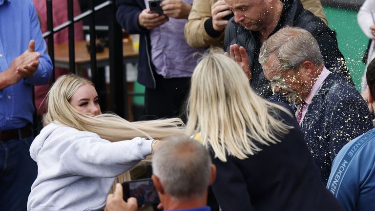 VIDEO Nigel Farage, atacat cu milkshake în timpul campaniei sale electorale în Marea Britanie