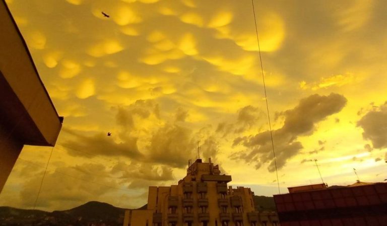 Fenomen meteo rar pe cerul României: Nori mammatus, pe un fundal galben, apocaliptic
