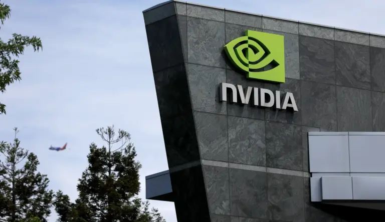 Nvidia devine prima companie din lume care atinge o valoare de piaţă de 5.000 de miliarde de dolari, impulsionată de boomul inteligenţei artificiale