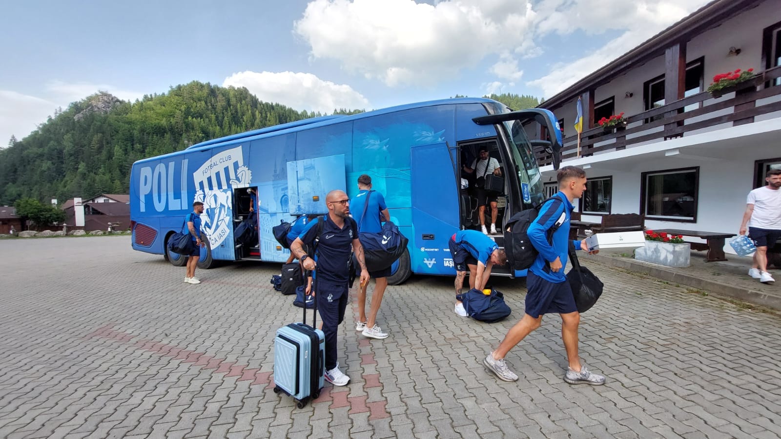 FOTBAL: Politehnica s-a mutat la munte. Cine a întârziat și cine a plecat ieri din Copou spre Cheile Grădiștei?