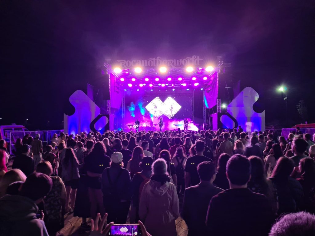 REPOTAJ/Spectacol impresionant în debutul Rocanotherworld. Public ieșean deosebit: familii, copii, elevi, studenți, iubiți