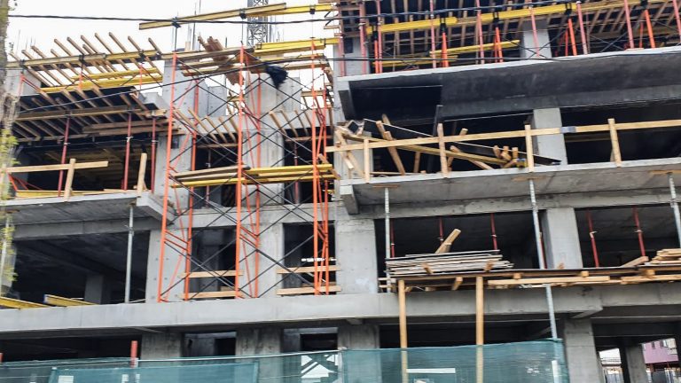 Accident de muncă la Royal Town. Mai mulți muncitori au căzut de la înălțime după ce s-a surpat un planșeu