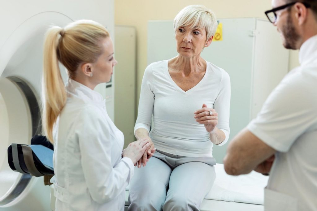  Cum să-ți menții sănătatea fizică și psihică prin terapia hormonală în menopauza timpurie