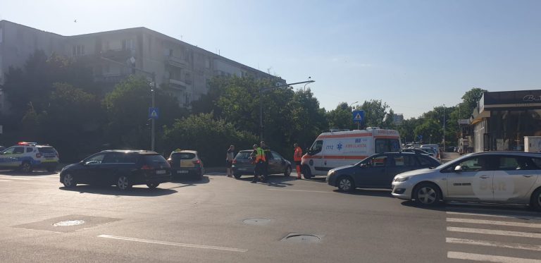 Trotinetă izbită de un autoturism la intersecția bulevardului Cantemir cu strada Decebal