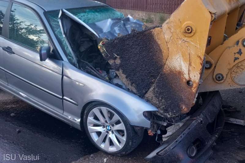 Un tânăr a intrat cu mașina într-un buldoexcavator care circula prin orașul Negrești/Vaslui