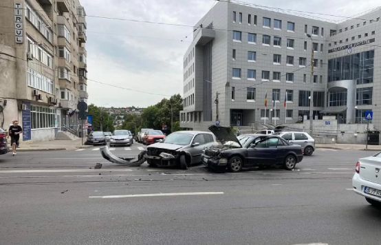 VIDEO – Accident „urât” în centrul Iașului, surprins de camerele de supraveghere