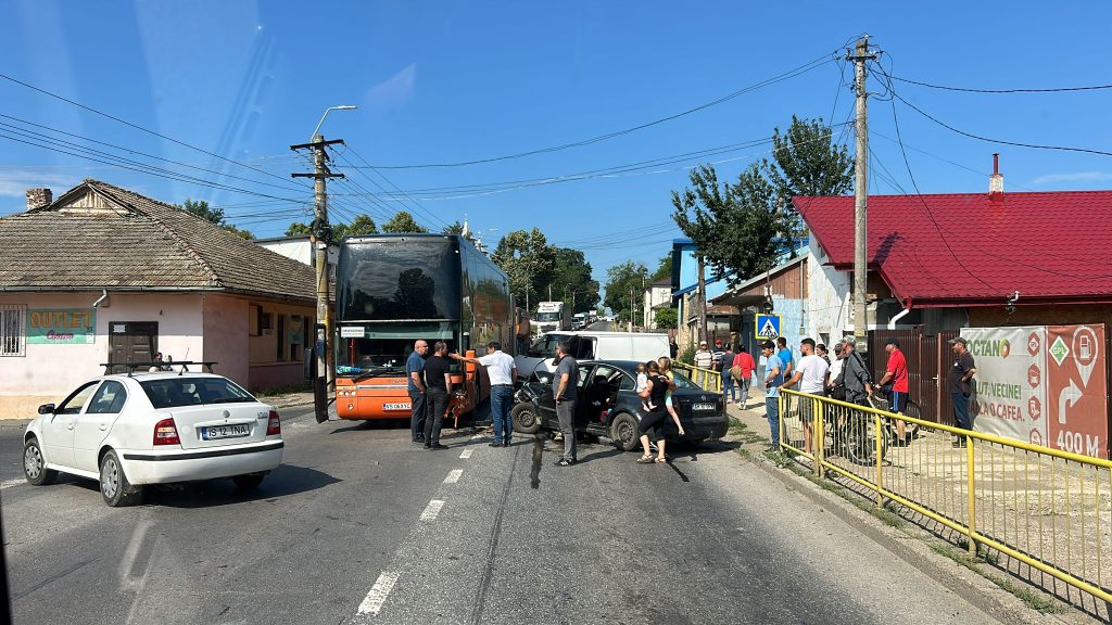  Accident cu un autocar și două mașini în Podu Iloaie. Sunt trei victime