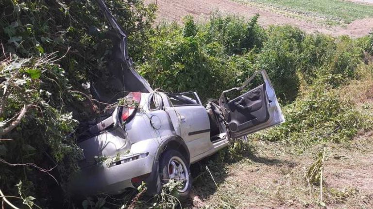 Vâlcea: Doi morţi după ce autoturismul în care se aflau a căzut într-un şanţ – FOTO