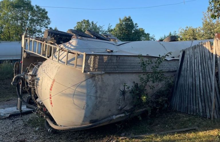 Un camion a lovit un autoturism, iar apoi s-a răsturnat într-o curte