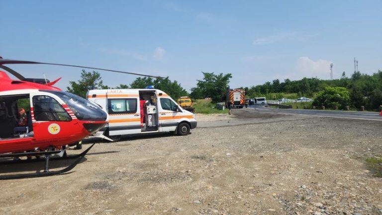 Zece persoane implicate într-un accident rutier pe drumul naţional care leagă Timişul de Hunedoara