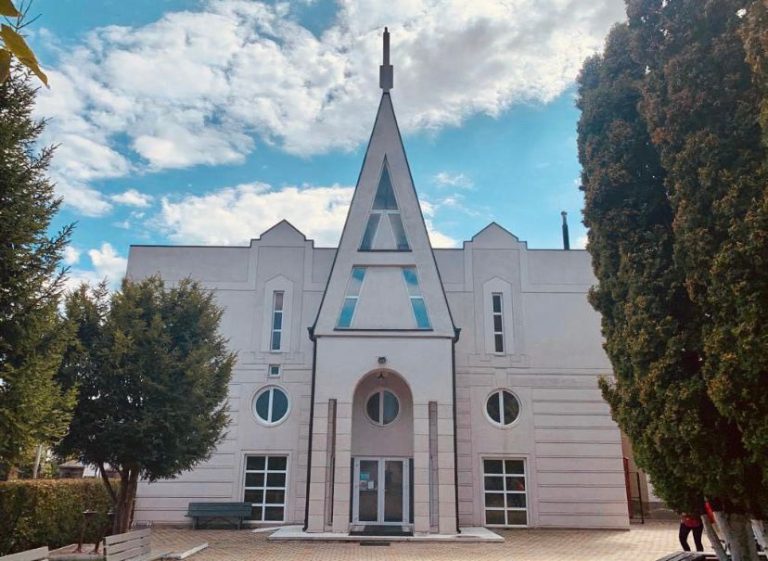 Fără dans, fără bijuterii, fără cruci, 10% din salariu la biserică. Incursiune în una din cele mai stricte religii din Iași